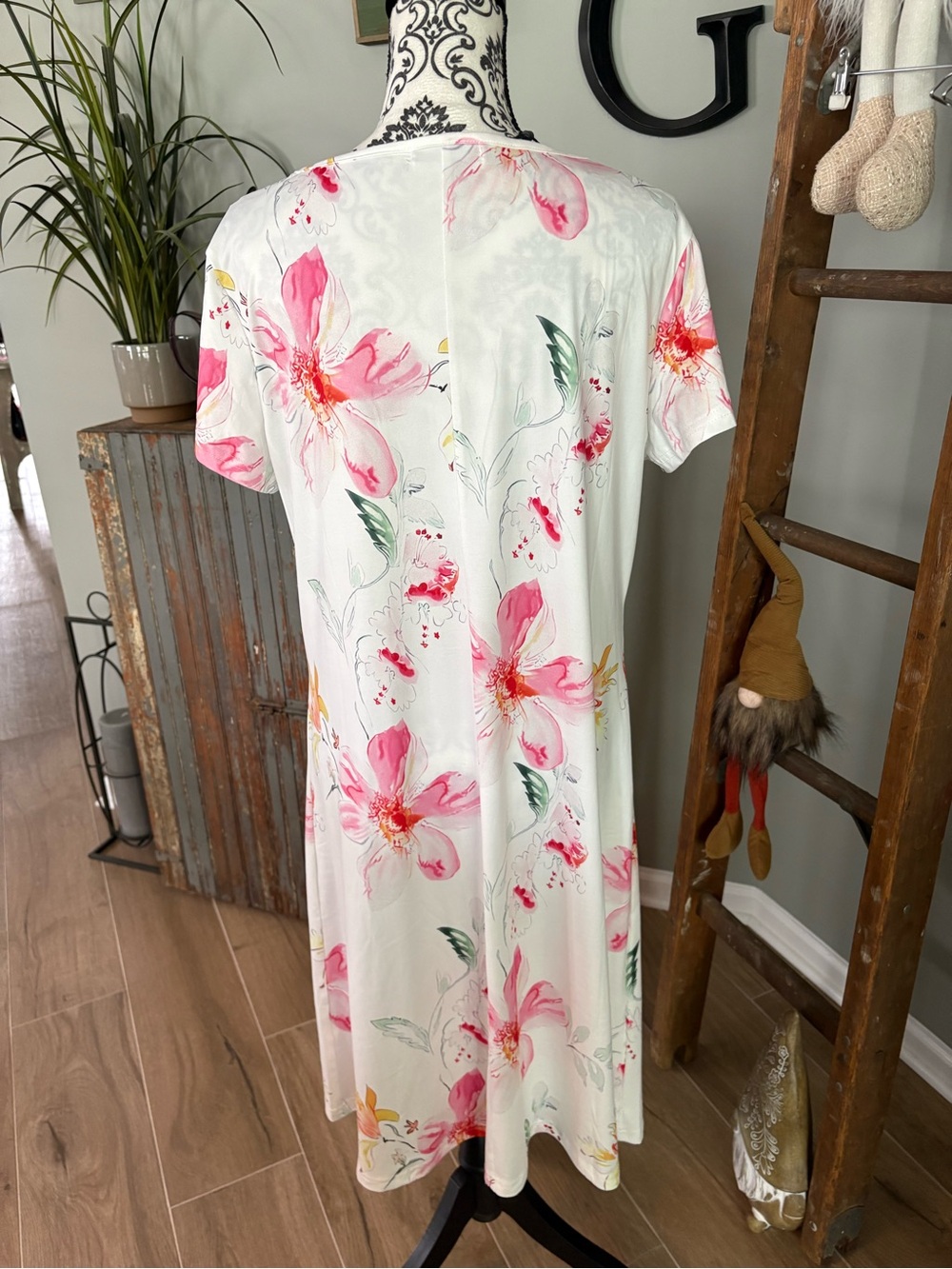 Women's White Floral V-Neck dress- Pink & Yellow Flowers NWT - Picture 7 of 8